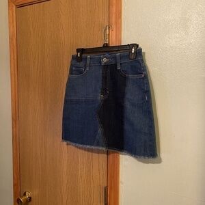 Arizona Jeans Co. Size 5 Dark Wash Above-Knee Denim Skirt w/Raw Hem - EUC